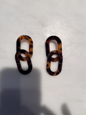 Earrings in black and brown