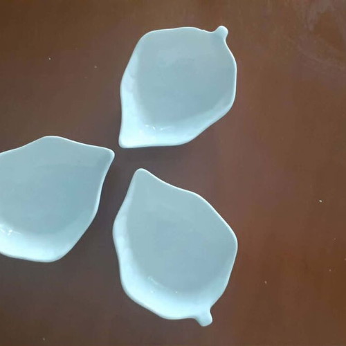 Ceramic leaf-shaped plates like new, ideal for sauces or appetizers