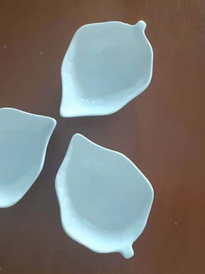 Ceramic leaf-shaped plates like new, ideal for sauces or appetizers