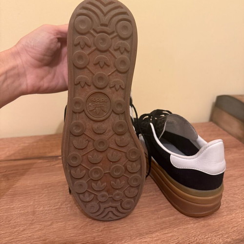 Adidas Gazelle women's sneaker like new in black