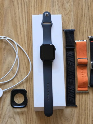 Apple Watch 9 45mm μεταχειρισμένο, πλήρες σετ με επιπλέον λουράκια σε πολύ καλή κατάσταση