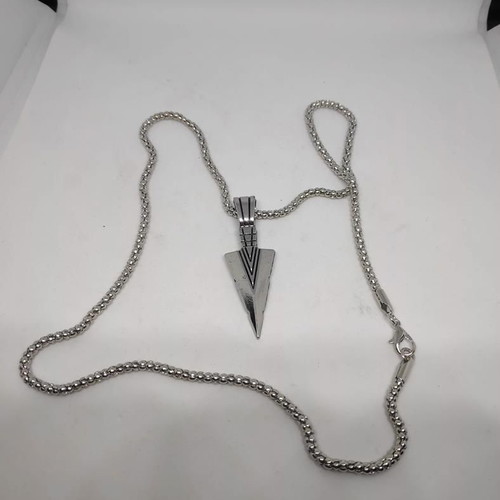Men's Arrow Pendant Necklace like new, silver vintage style