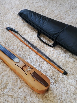 Pontian lyra handmade, like new with bow and rosin