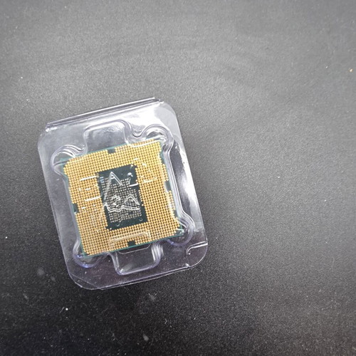 Intel Core i3-2100 and Pentium E5200 processors used with original coolers