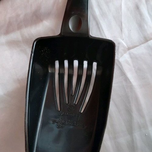 Ice scoop like new with water drainage slots
