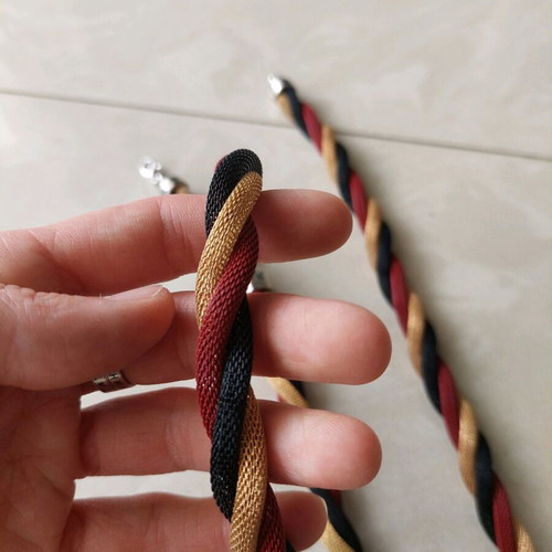 Jewelry set like new, necklace and bracelet in black, gold and red