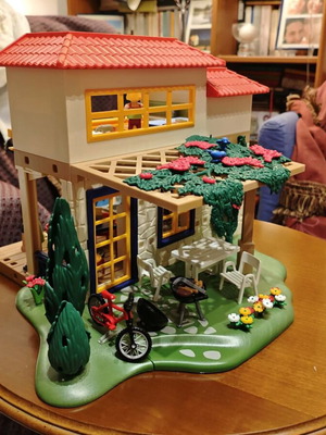 Σπίτι Playmobil με τέσσερις φιγούρες οικογένειας και αξεσουάρ