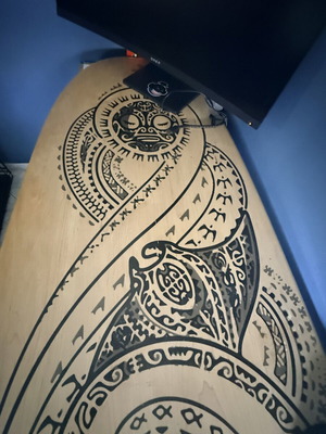 Surfboard-shaped desk like new, handmade solid beech wood with Maori ray design