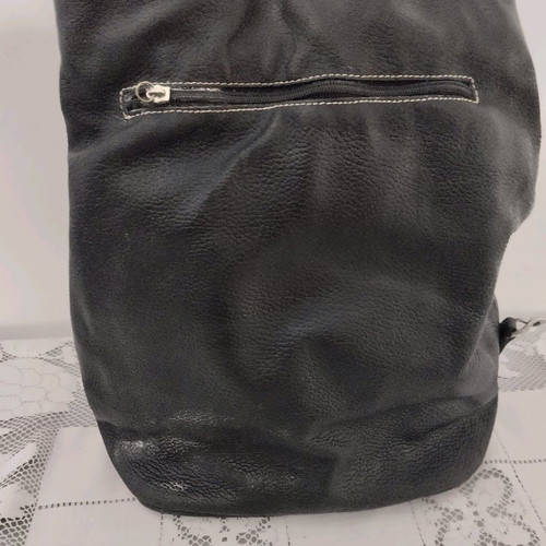 Leather shoulder bag used, black with magnetic clasp