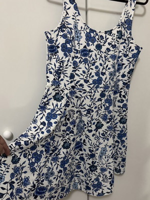 Μίνι φόρεμα H&M σαν καινούργιο, άσπρο και μπλε με λουλούδια