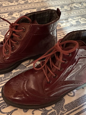 Burgundy ankle boots like new, size 39, fabric plaid lining