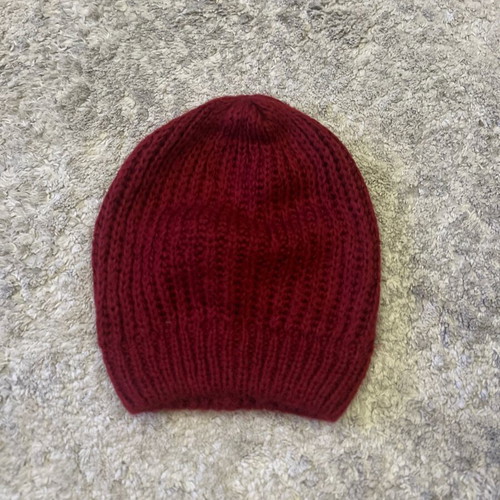 Rib knit hat in red like new, unisex, one size