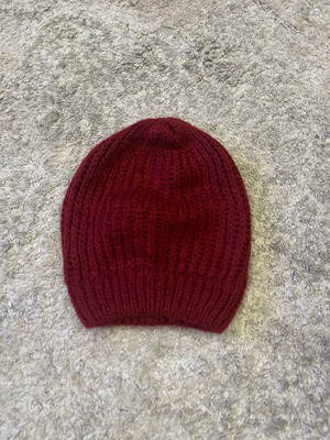 Rib knit hat in red like new, unisex, one size