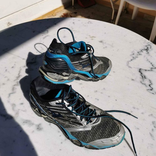 Mizuno Wave athletic shoes used, size 46, gray