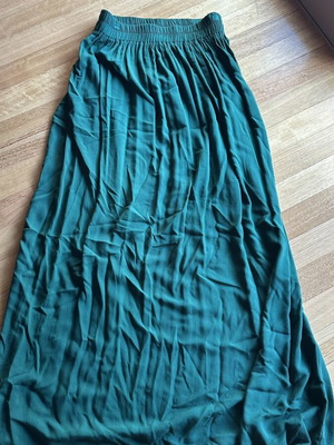 Long green skirt with pockets size S like new