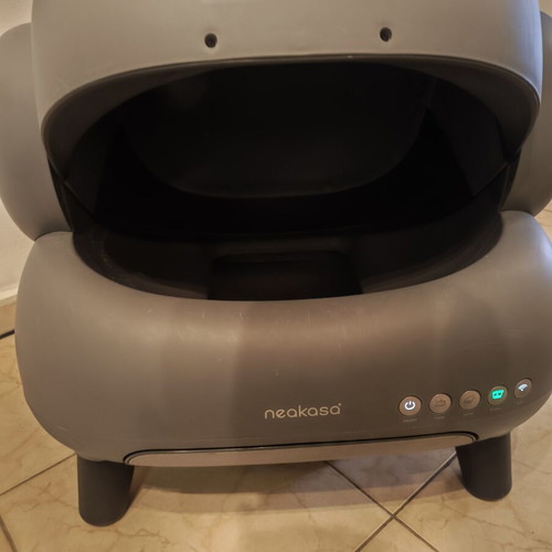 Neakasa M1 self-cleaning litter box like new