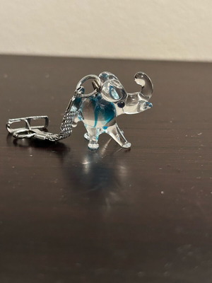 Glass elephant keychain like new, blue