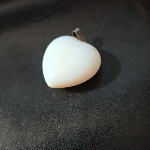 Heart-shaped stone pendant new with metallic loop