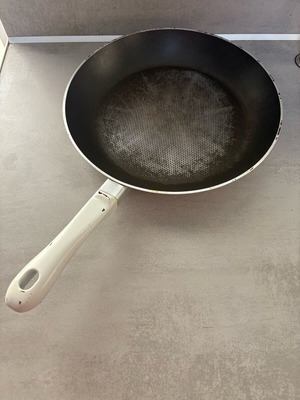 Non-stick frying pan 32 cm with white handle