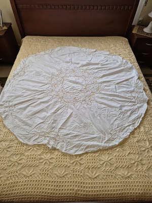 Round tablecloth white with cutout designs, new, diameter 1.50m