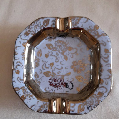 Ash tray new, ceramic, gold and white colors
