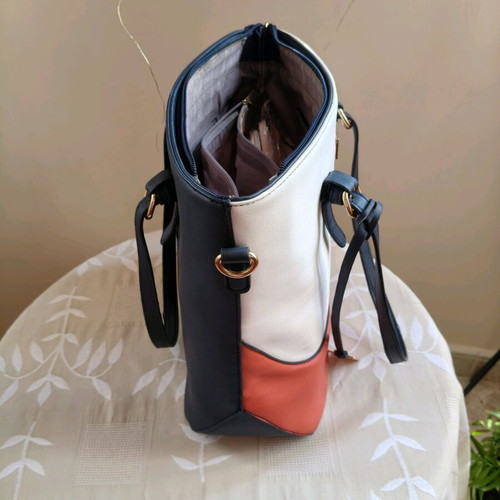 Tricolor shoulder bag like new with gold details