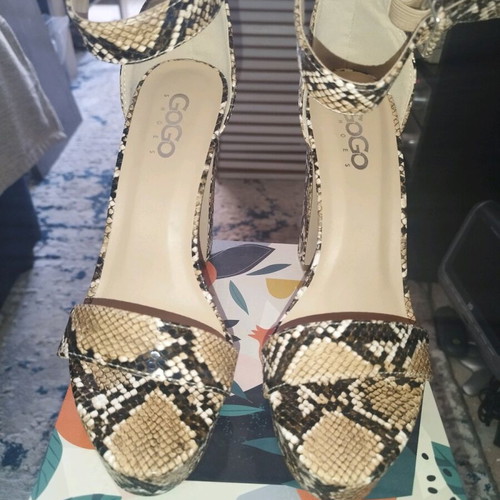 GoGo Shoes sandals with buckle and thick heel like new, size 37