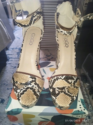 GoGo Shoes sandals with buckle and thick heel like new, size 37