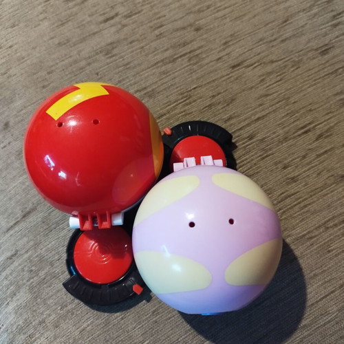 Pokeball set like new, two functional balls without figures