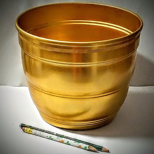 Large metal flowerpot like new, rust resistant