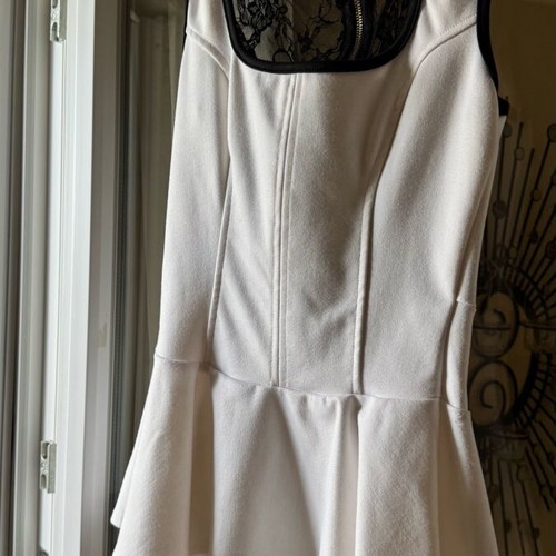 Sleeveless blouse with lace back and discreet ruffle, like new, size M