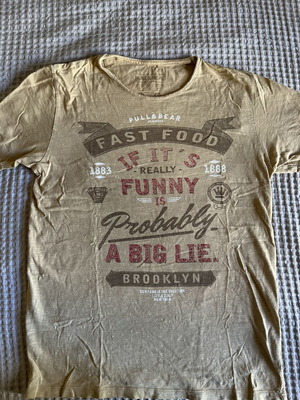 Pull & Bear Graphic T-Shirt beige large used
