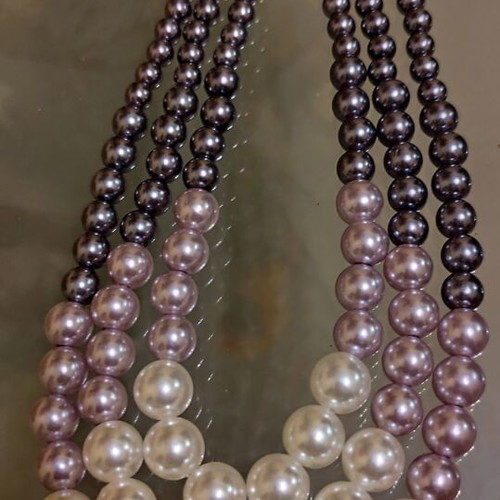 Impressive necklace with three rows of pearls new in white and gray