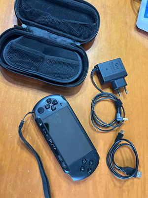 Sony PlayStation Portable (PSP) Street σαν καινούργιο με εγκατεστημένα παιχνίδια