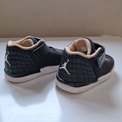 Nike Jordan No 22 kids sneakers used, black
