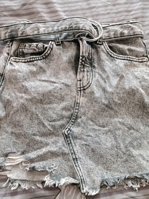 Φούστα τζην Bershka σαν καινούργιο, μέγεθος EU32, ξεβαμμένο στυλ