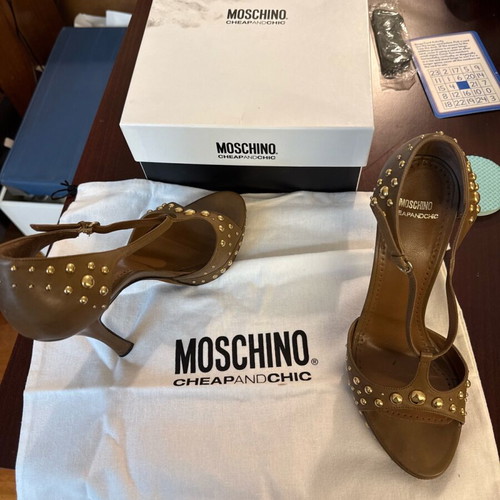 Moschino size 40 brown heels used with gold button detail