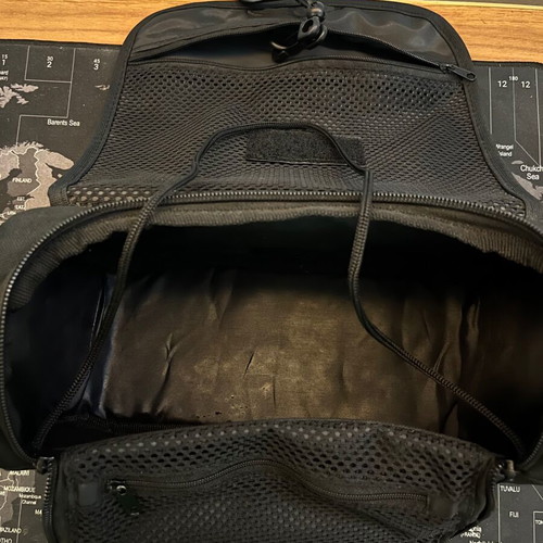 Survivors toiletry bag black like new with mirror