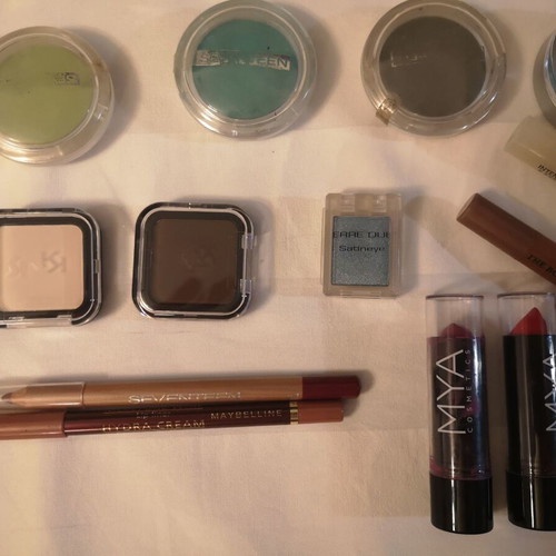 Makeup set used, 17 pieces including Seventeen and Dermacol