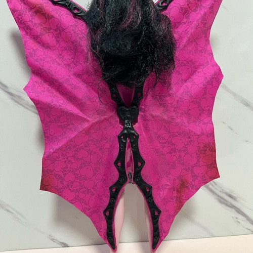 Monster High Draculaura doll with wings like new, slight wing defect