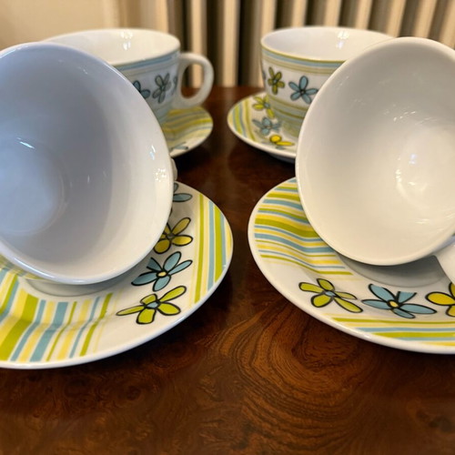 Set of 4 cups with saucers like new, retro design