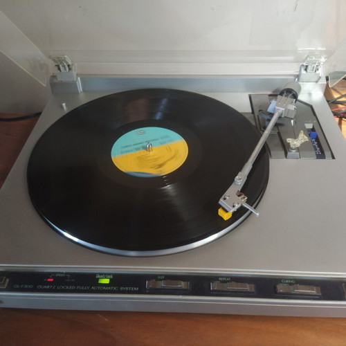 JVC QL F300 quartz direct drive turntable used, automatic
