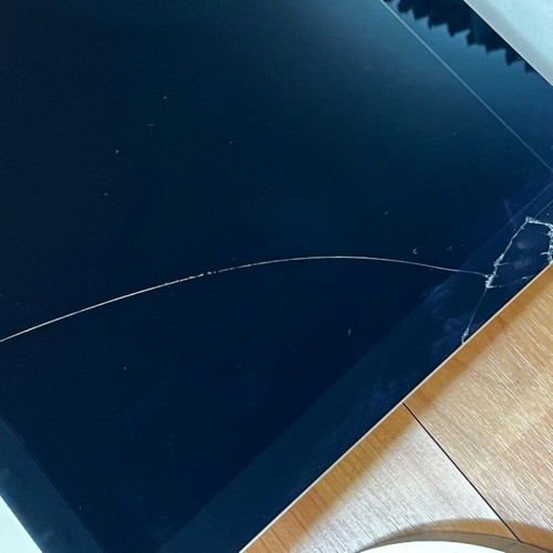 iMac 21.5” used with cracked screen and Apple accessories
