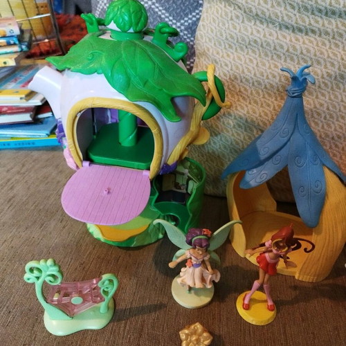 Tinkerbell set like new with house, figures and accessories