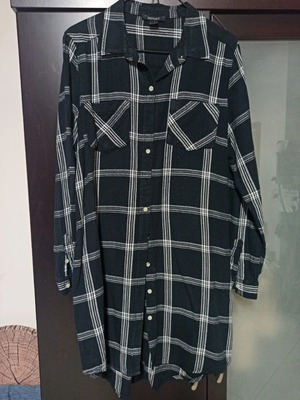 Checked long shirt N40 like new, black with white