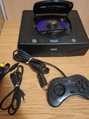 Sega Saturn κονσόλα μεταχειρισμένη με ένα παιχνίδι, ένα μοχλό και καλώδια