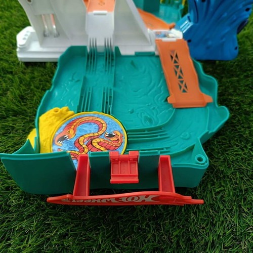 HotWheels Shark Pist mint, no car included