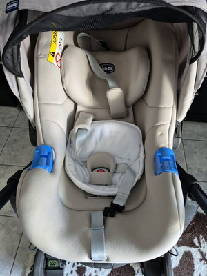 Chicco car seat with base, like new, also as a relax