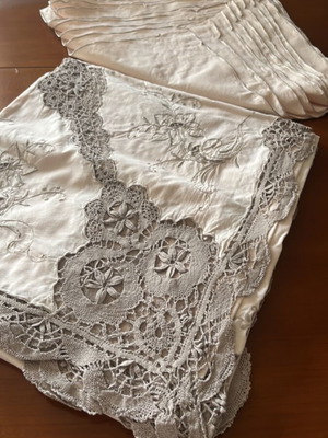 Tablecloth like new with 7 napkins