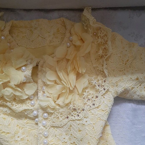 Girls cardigan used yellow with embroidery pearls and flowers age 4 Qiaogiaofano